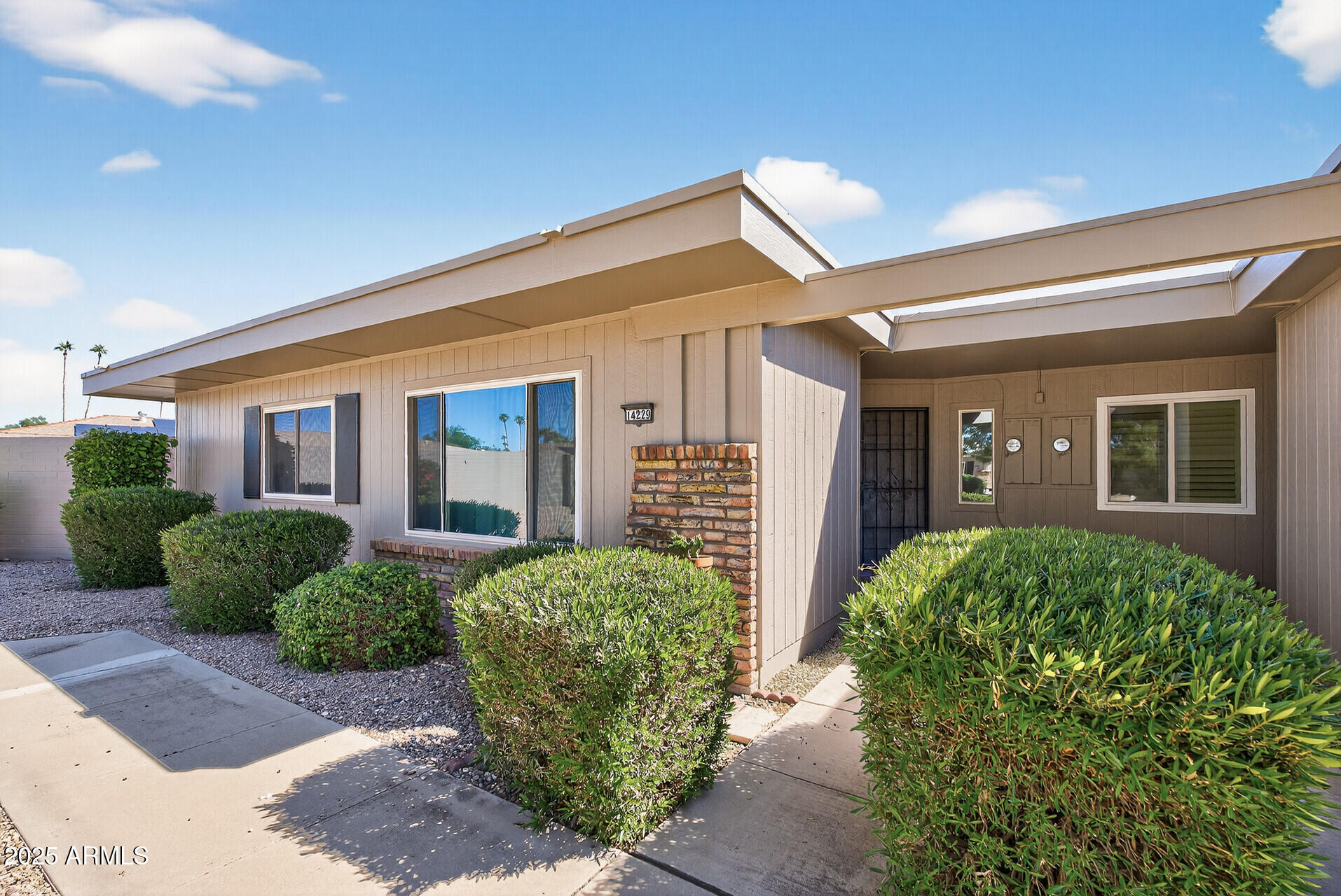 14229 North Palm Ridge Drive Sun City, AZ 85351 - Photo 2 of 45 02_14229_W_Palm_Ridge_Dr2_mls