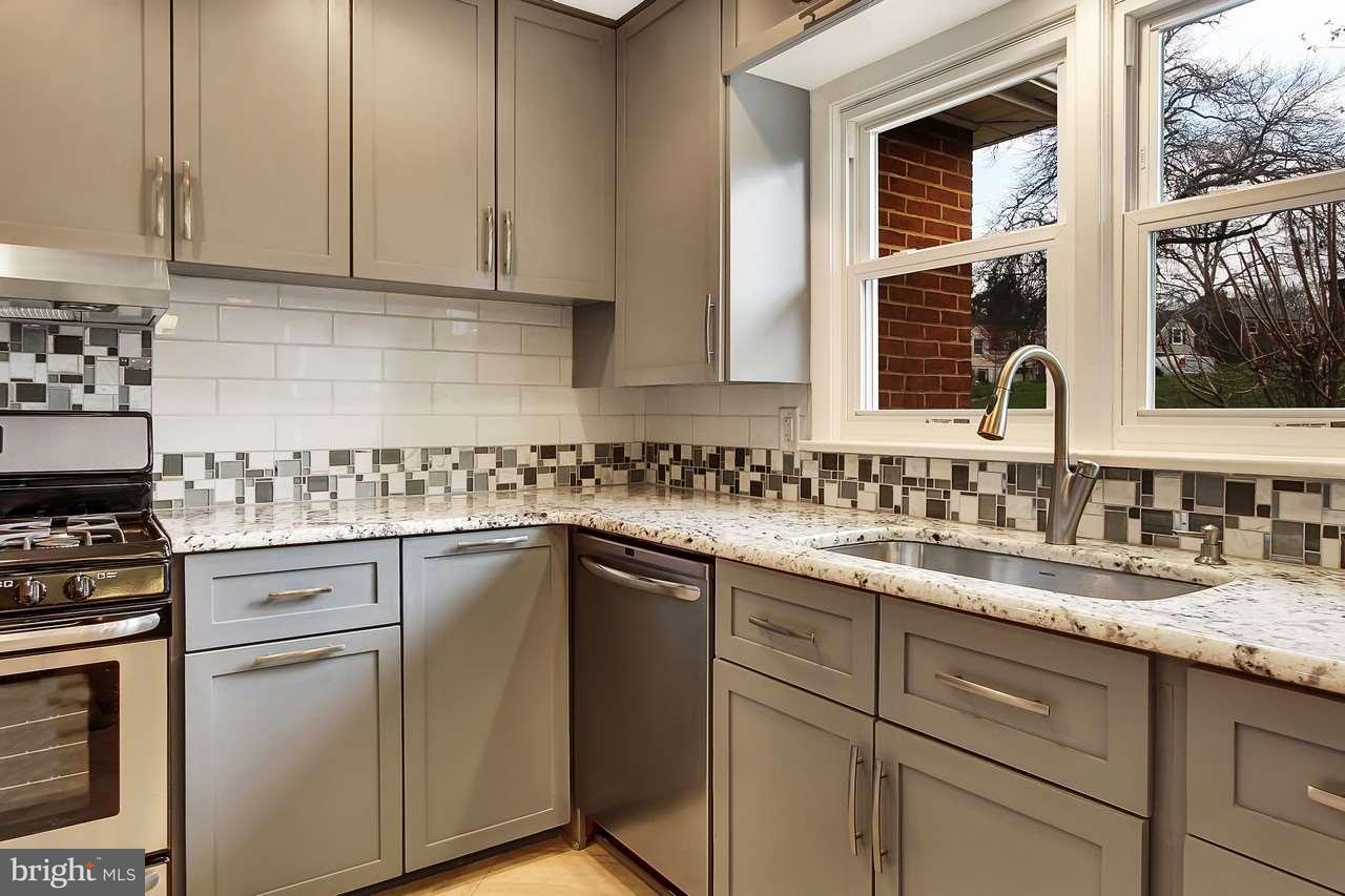 1520 Hillcroft Lane York, PA 17403 - Photo 9 of 26