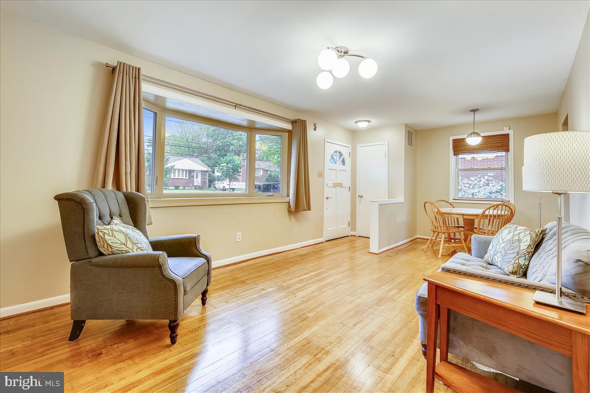 508 Woodburn Road Rockville, MD 20851 - Photo 4 of 26 Living Room