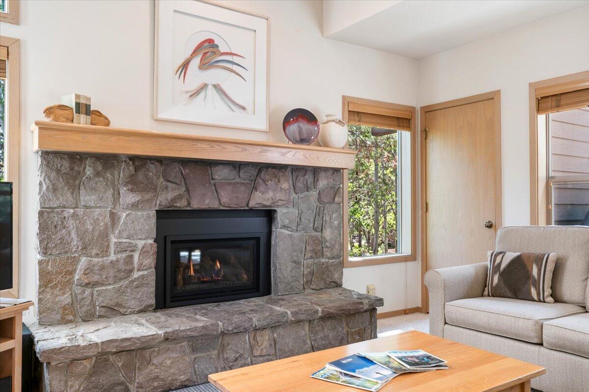 57353 Beaver Ridge Loop, Unit 20C1 Sunriver, OR 97707 - Photo 5 of 19 04-Living Area