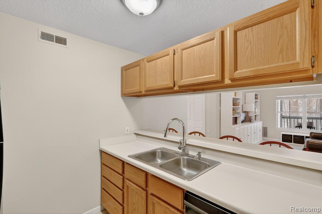 613 Curzon Court, Unit 203 Howell, MI 48843 - Photo 8 of 34 Gallery Image 8