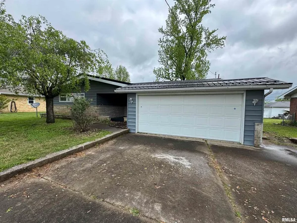 a front view of house with yard