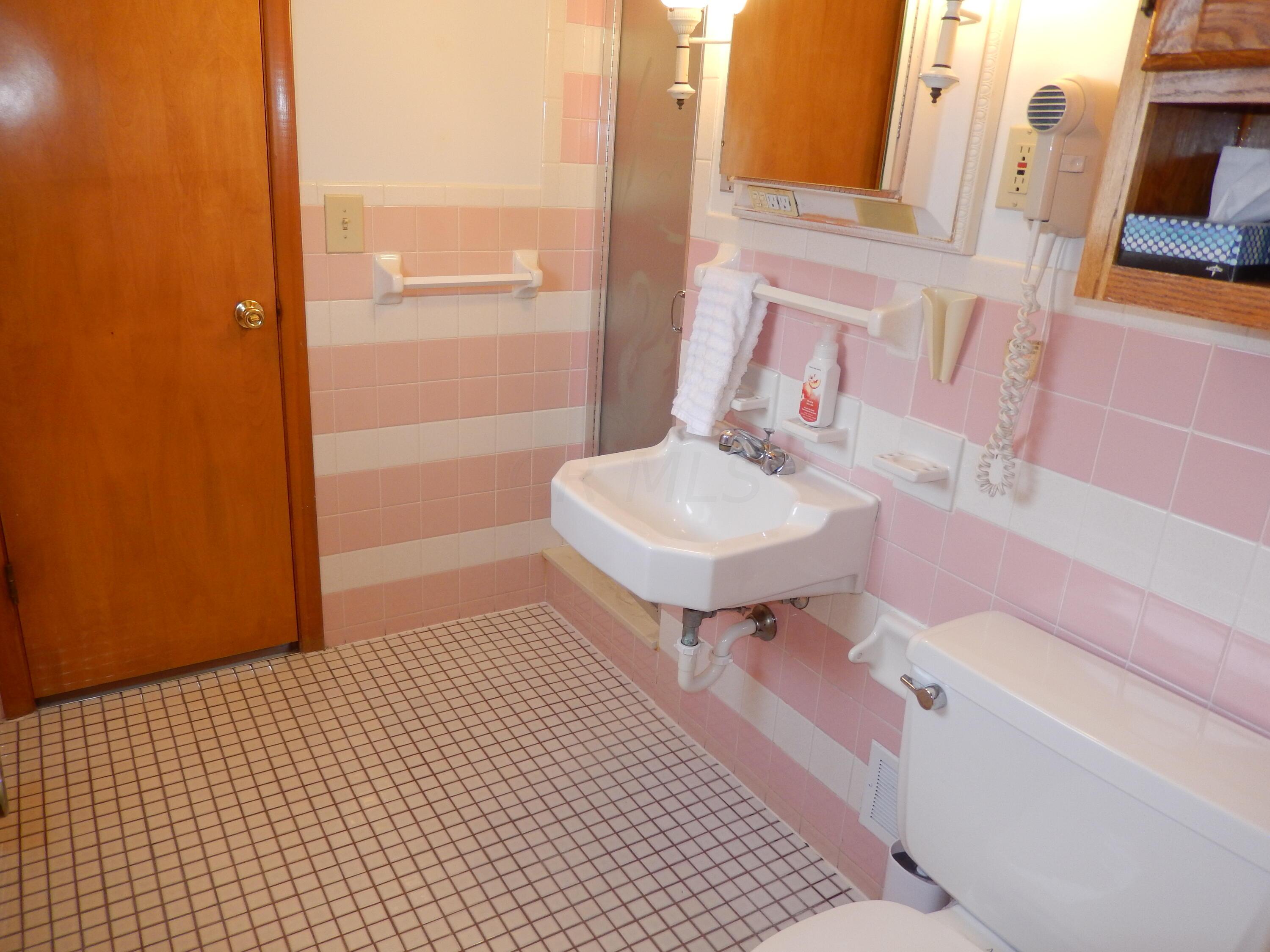 5321 Karl Road Columbus, OH 43229 - Photo 21 of 42 Primary Full Bath with shower