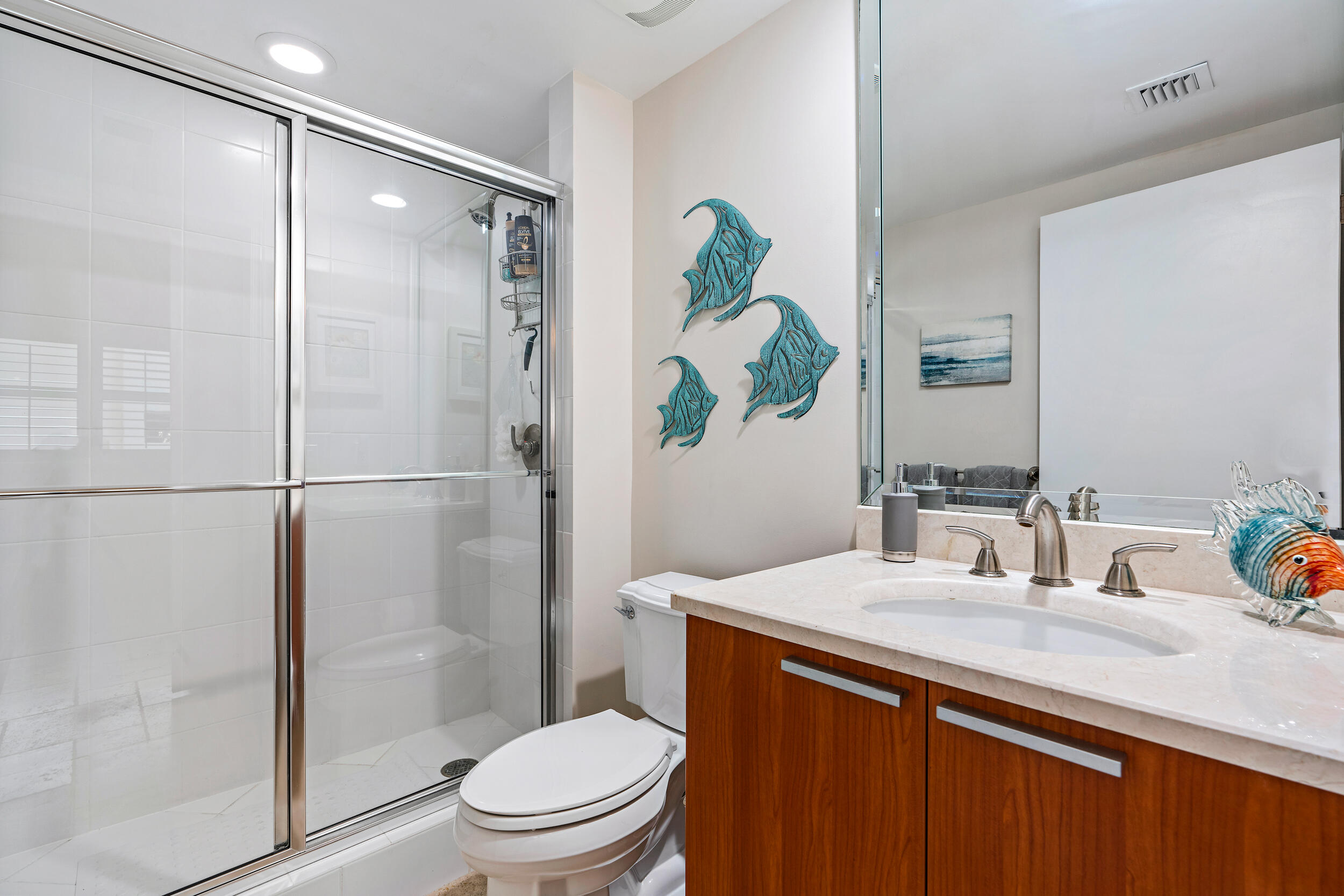 2640 Lake Shore Drive, Unit 616 Riviera Beach, FL 33404 - Photo 21 of 42 Guest Bathroom