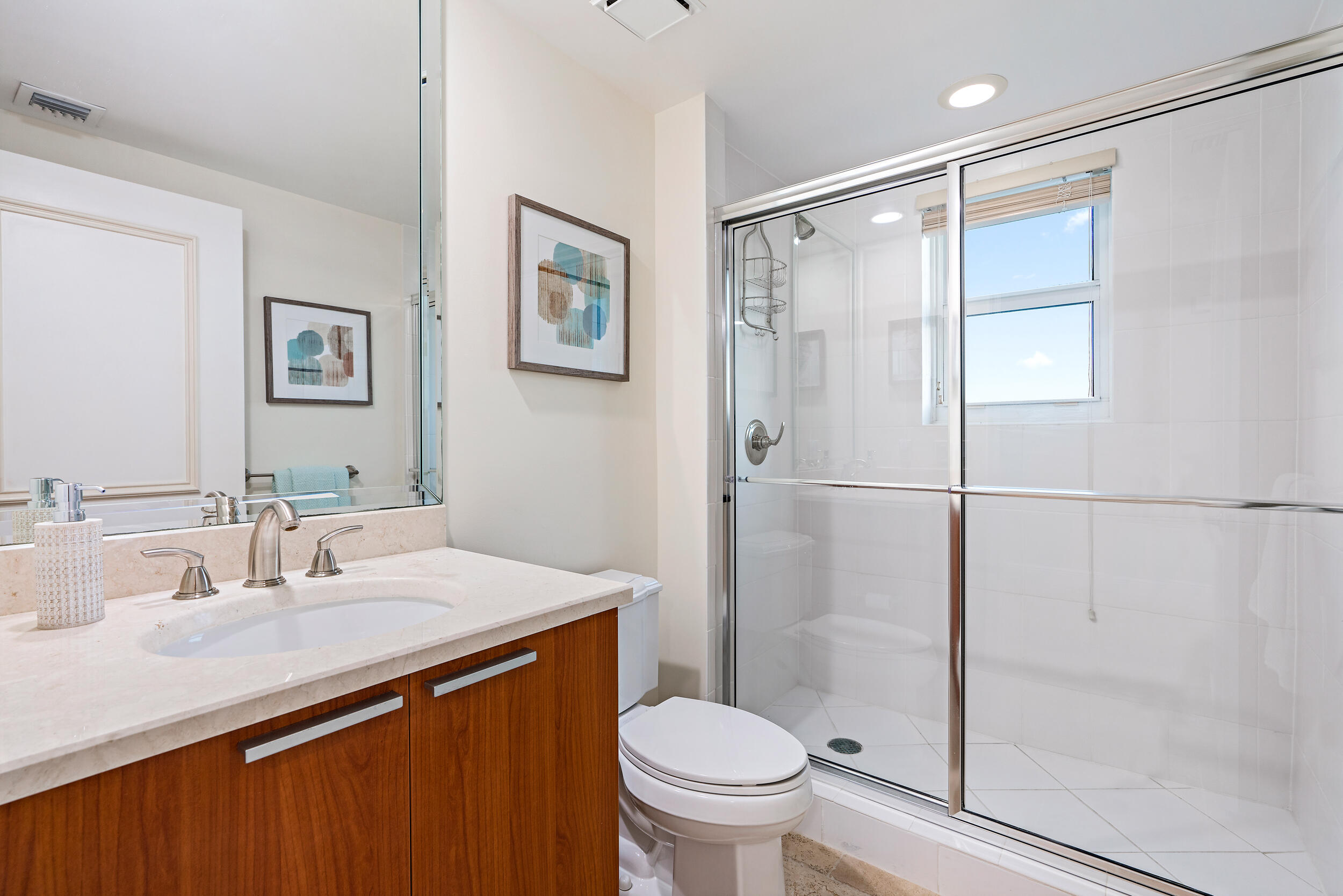 2640 Lake Shore Drive, Unit 616 Riviera Beach, FL 33404 - Photo 23 of 42 Guest Bathroom
