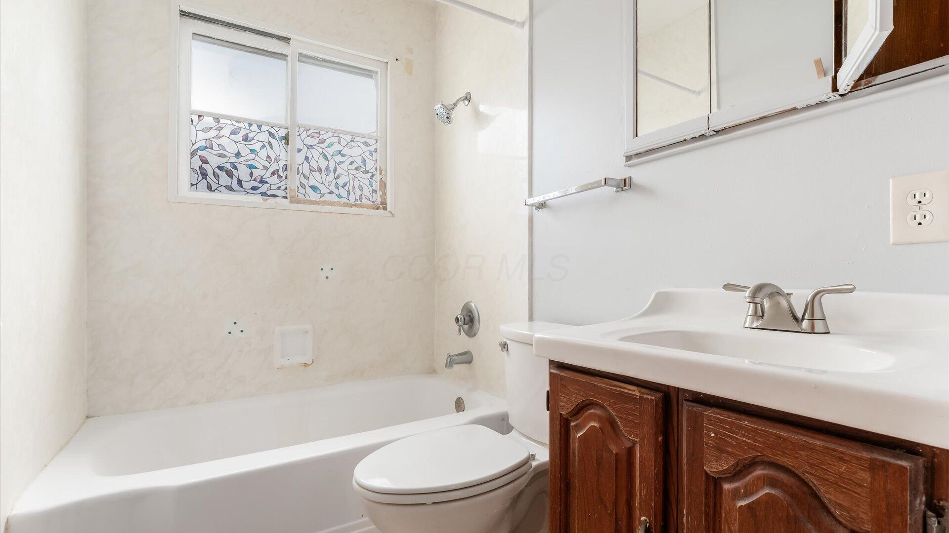 3250 Dale Road Zanesville, OH 43701 - Photo 22 of 27 2nd full bath