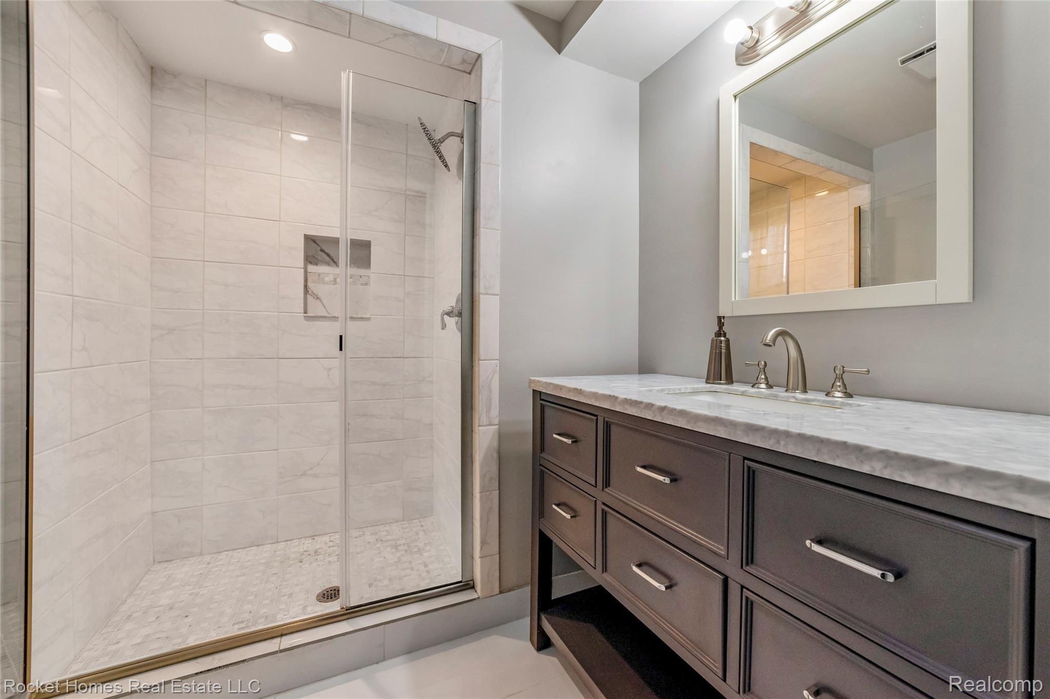 879 Foxhall Road Bloomfield Hills, MI 48304 - Photo 25 of 44 023-photo-master-bathroom-7719080.jpg