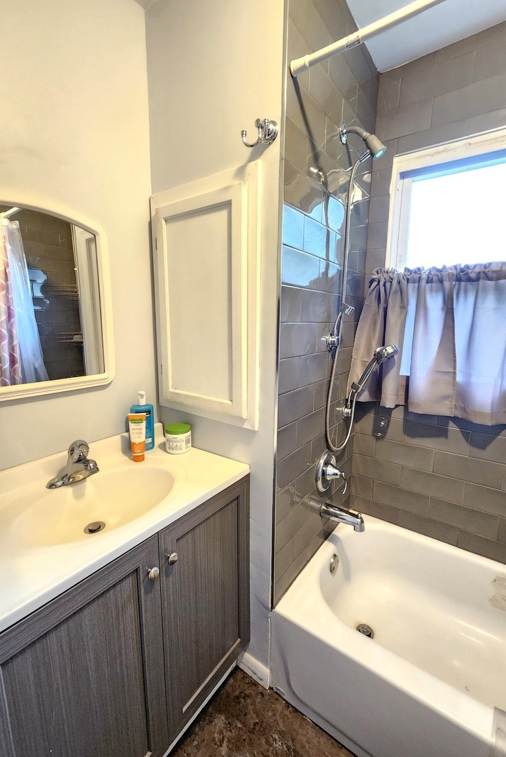 18W334 Stone Avenue Addison, IL 60101 - Photo 7 of 12 Gallery Image 7