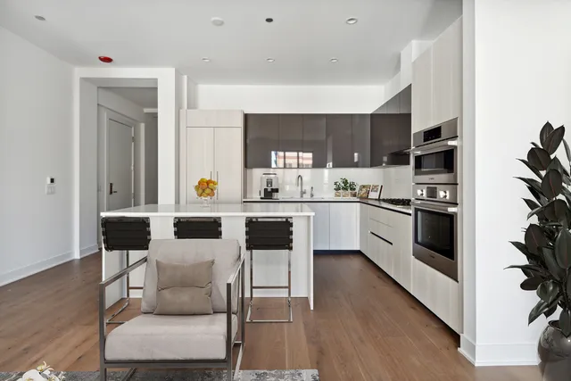 $1,075,000 | 323 South Racine Avenue, Unit 6B, Chicago, IL 60607