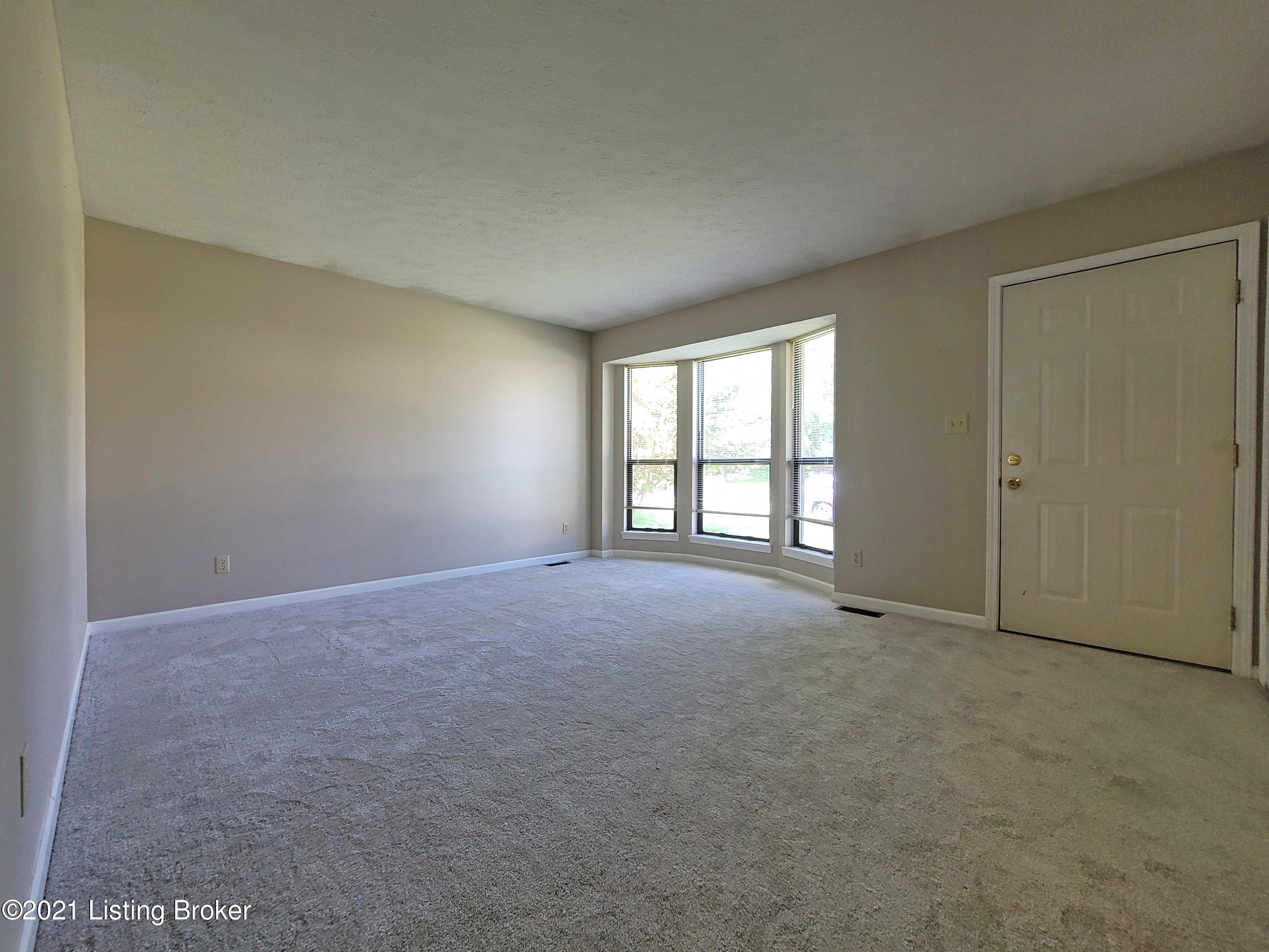 4407 Century Road Louisville, KY 40299 - Photo 4 of 28 20210511_105316
