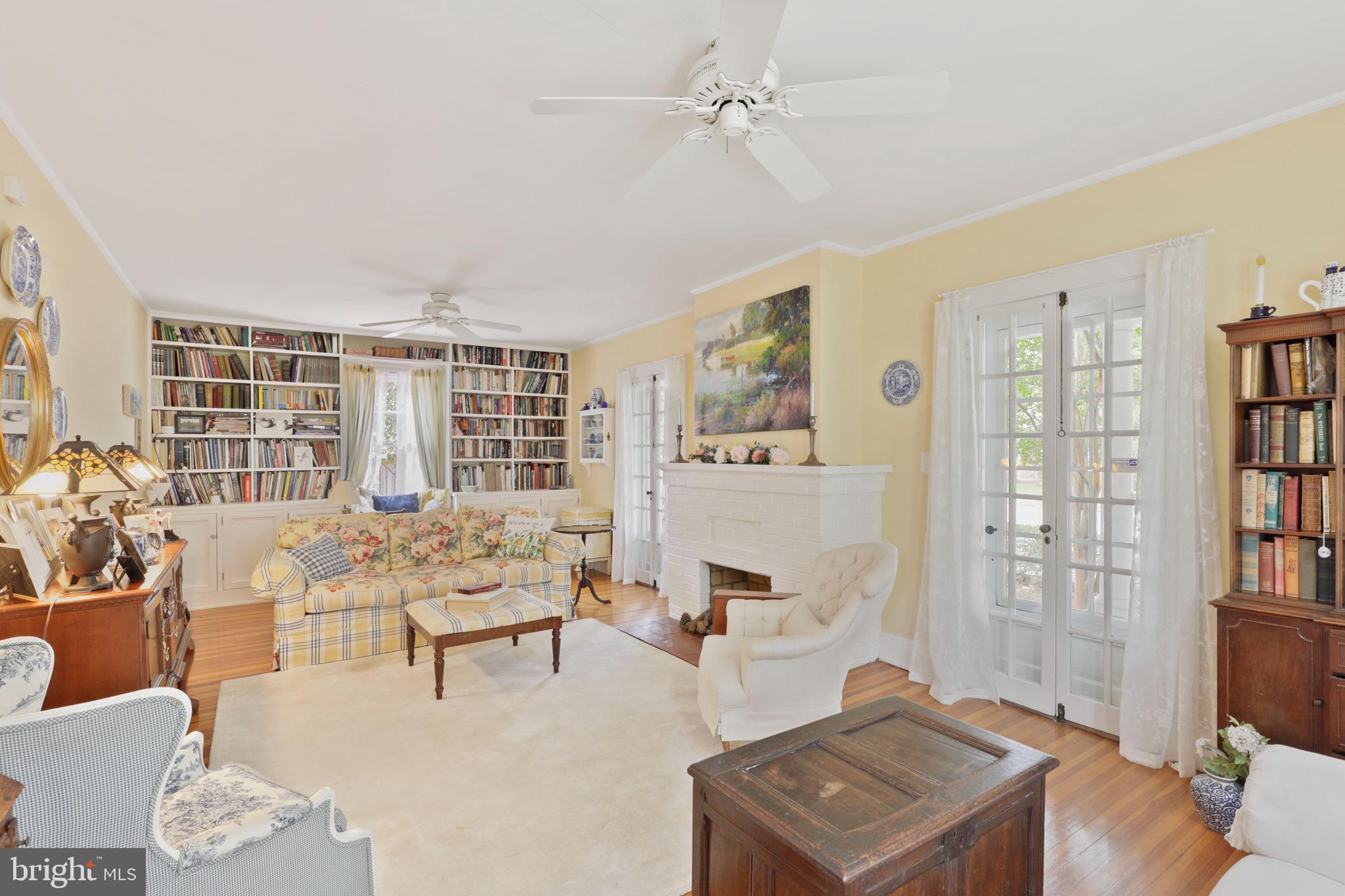 500 State Street Annapolis, MD 21403 - Photo 11 of 44 Large 28 foot Living Rm w/gas frpl. & Bookcases