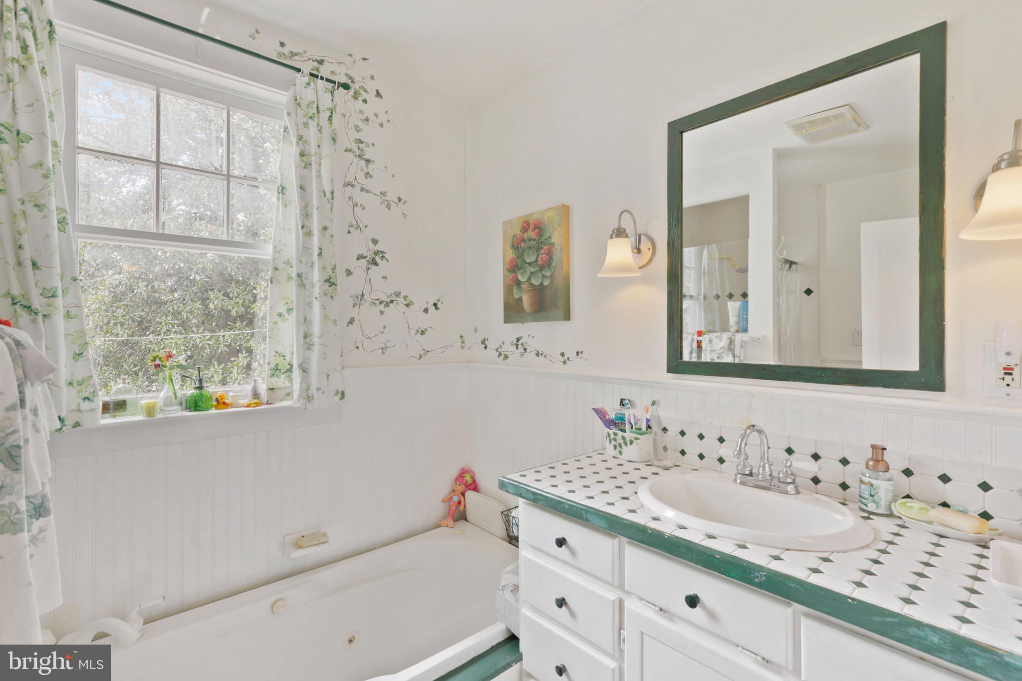 500 State Street Annapolis, MD 21403 - Photo 22 of 44 Full Bathroom on 2nd floor w/tub & shower