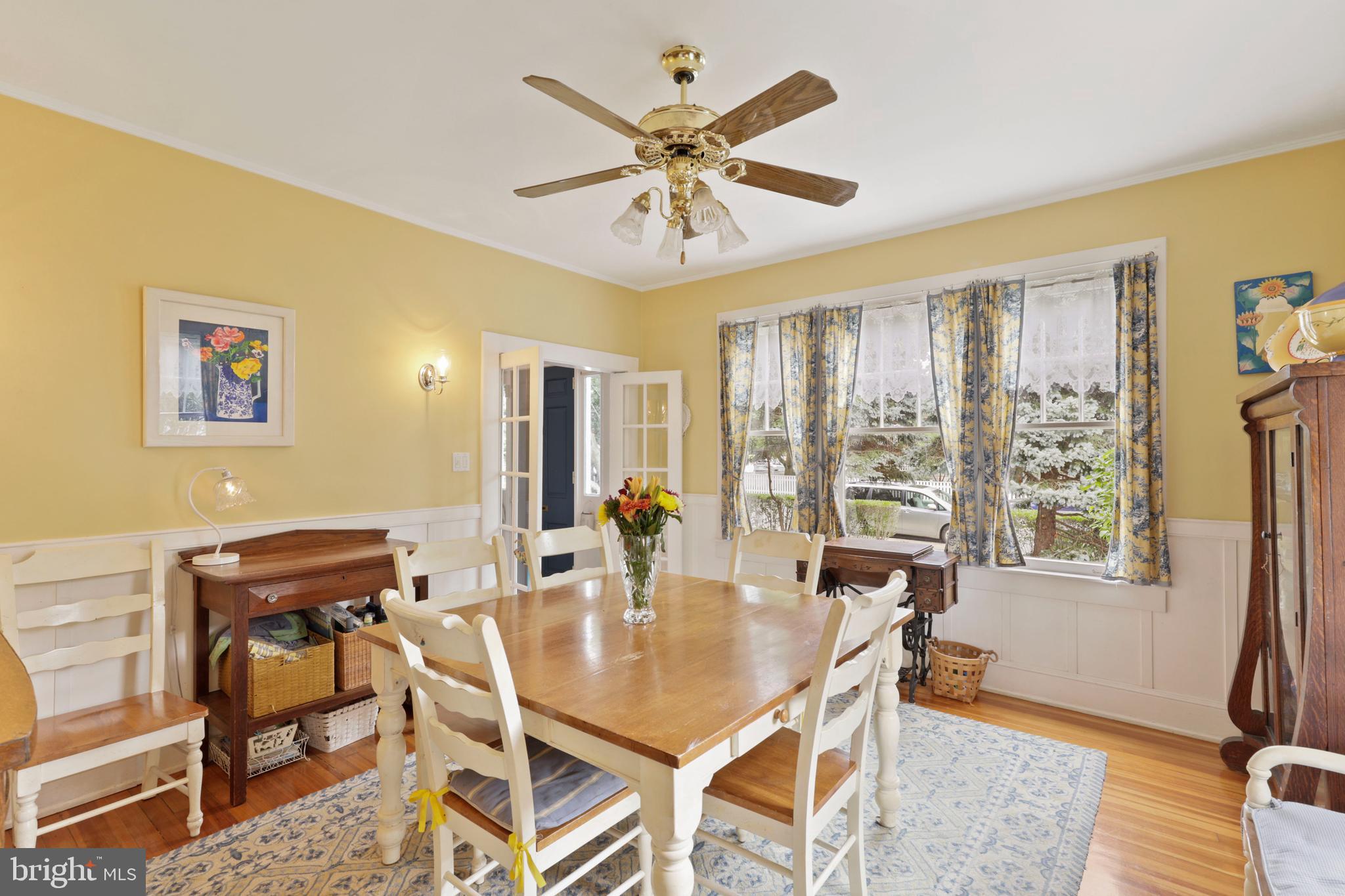 500 State Street Annapolis, MD 21403 - Photo 6 of 44 Sun streams in from the triple windows