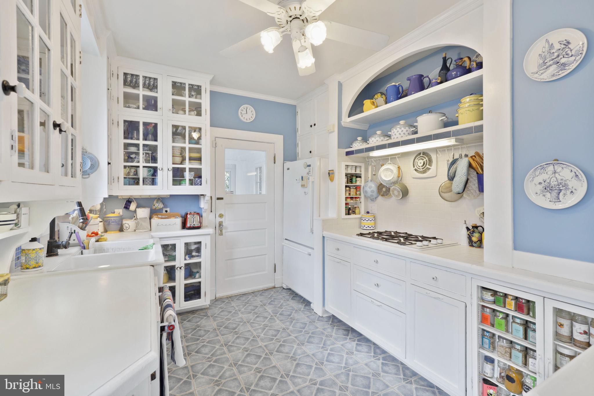 500 State Street Annapolis, MD 21403 - Photo 7 of 44 Colonial cabinetry and Gas Cooking