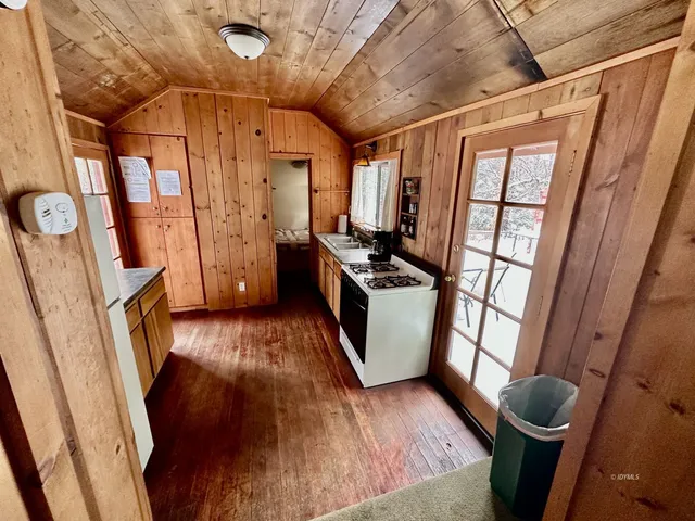 $2,350 | 54059 Montgomery, Idyllwild, CA 92549