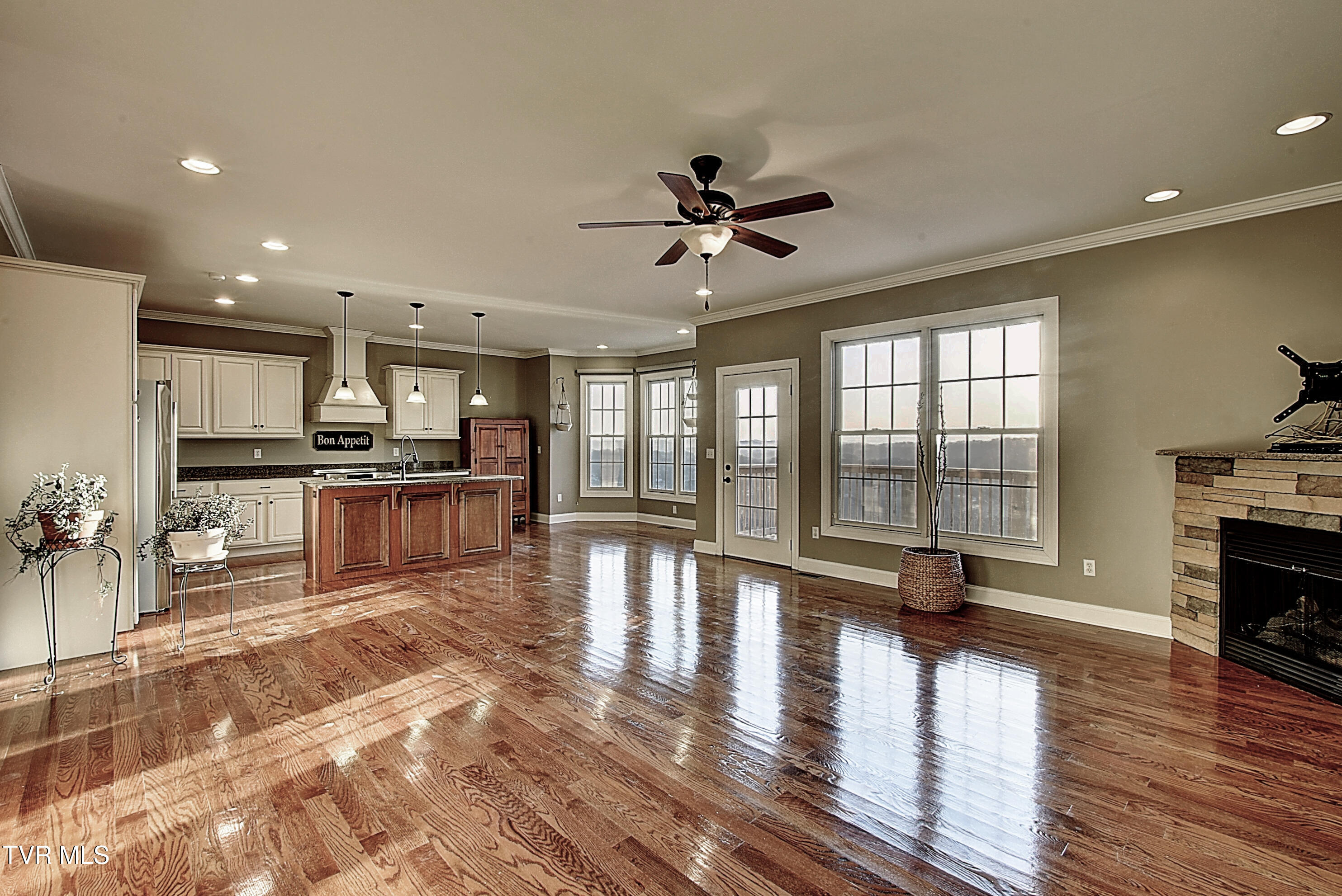 2325 Colonial View Road Kingsport, TN 37663 - Photo 13 of 56 Windows!