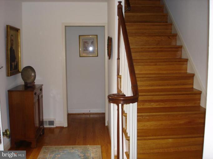 535 Valley View Road Towson, MD 21286 - Photo 2 of 24 Foyer w/hardwood flooring
