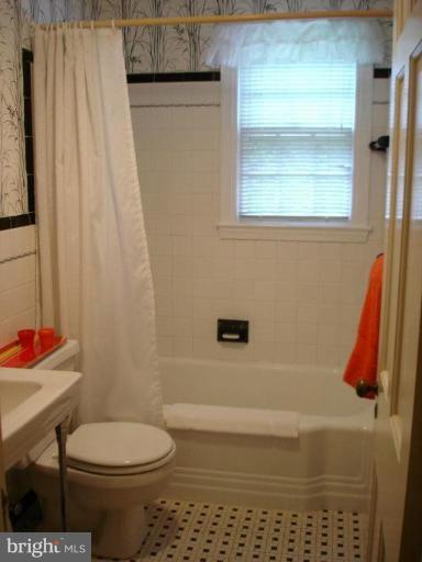 535 Valley View Road Towson, MD 21286 - Photo 18 of 24 2nd floor hall bath w/tub/shower