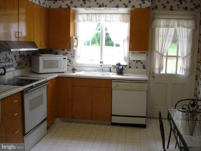 535 Valley View Road Towson, MD 21286 - Photo 23 of 24 Pleasant eat-in kitchen w/walk-out to patio.