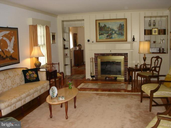 535 Valley View Road Towson, MD 21286 - Photo 4 of 24 24 x 17 Living Room