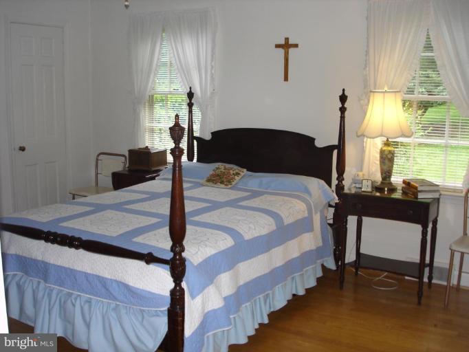 535 Valley View Road Towson, MD 21286 - Photo 8 of 24 1st floor bedroom w/ceiling fan, hardwood floor