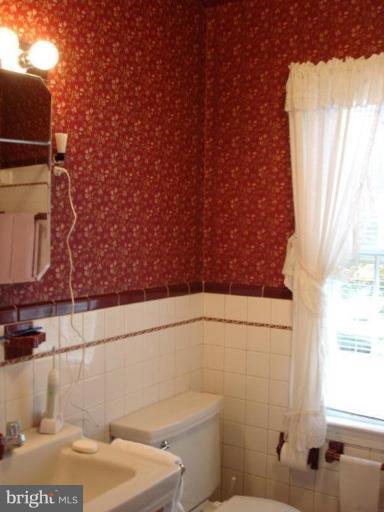 535 Valley View Road Towson, MD 21286 - Photo 10 of 24 1st floor bathroom w/tub/shower combination.