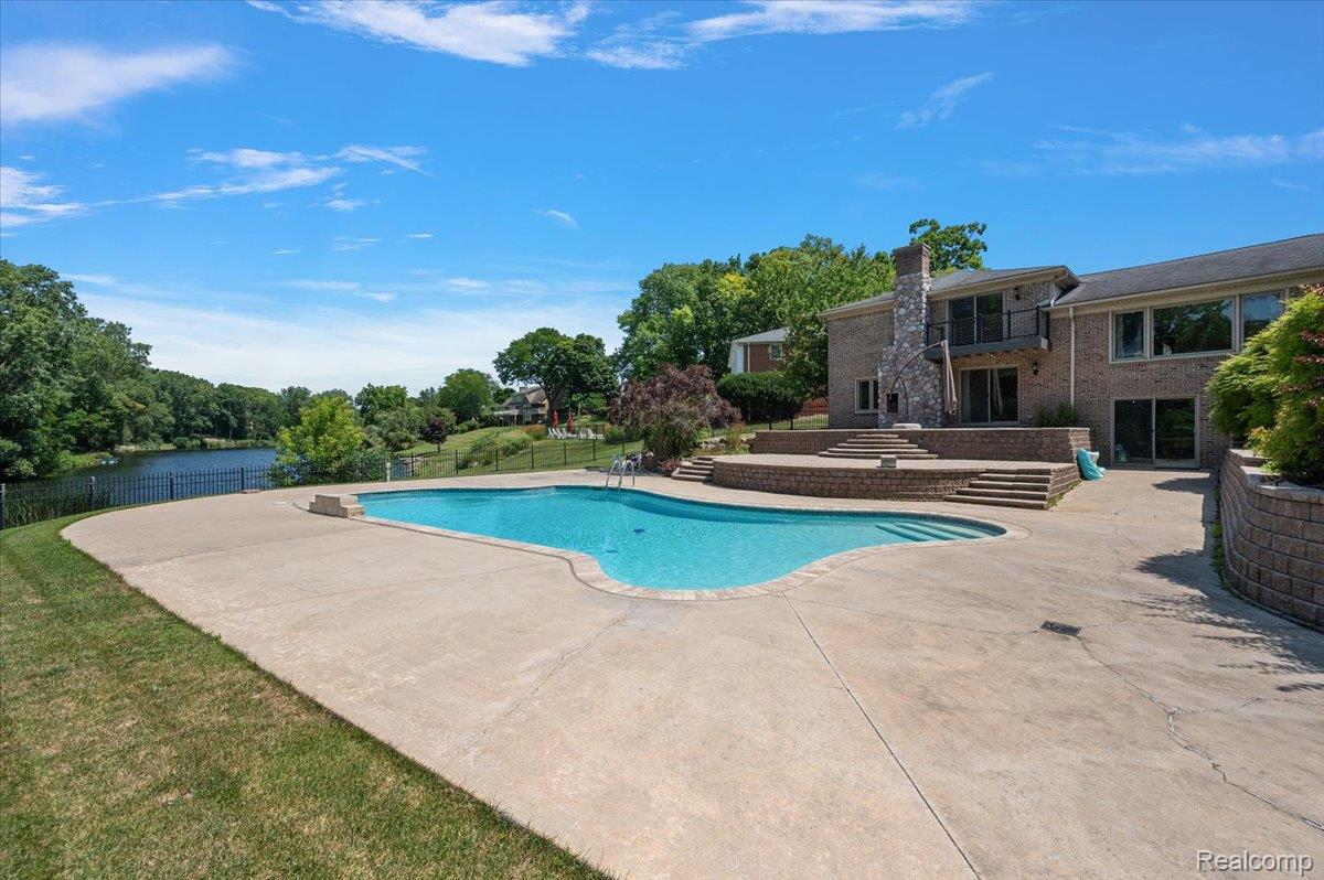 980 Sandhurst Road Bloomfield Hills, MI 48302 - Photo 62 of 75 Backyard with Pool