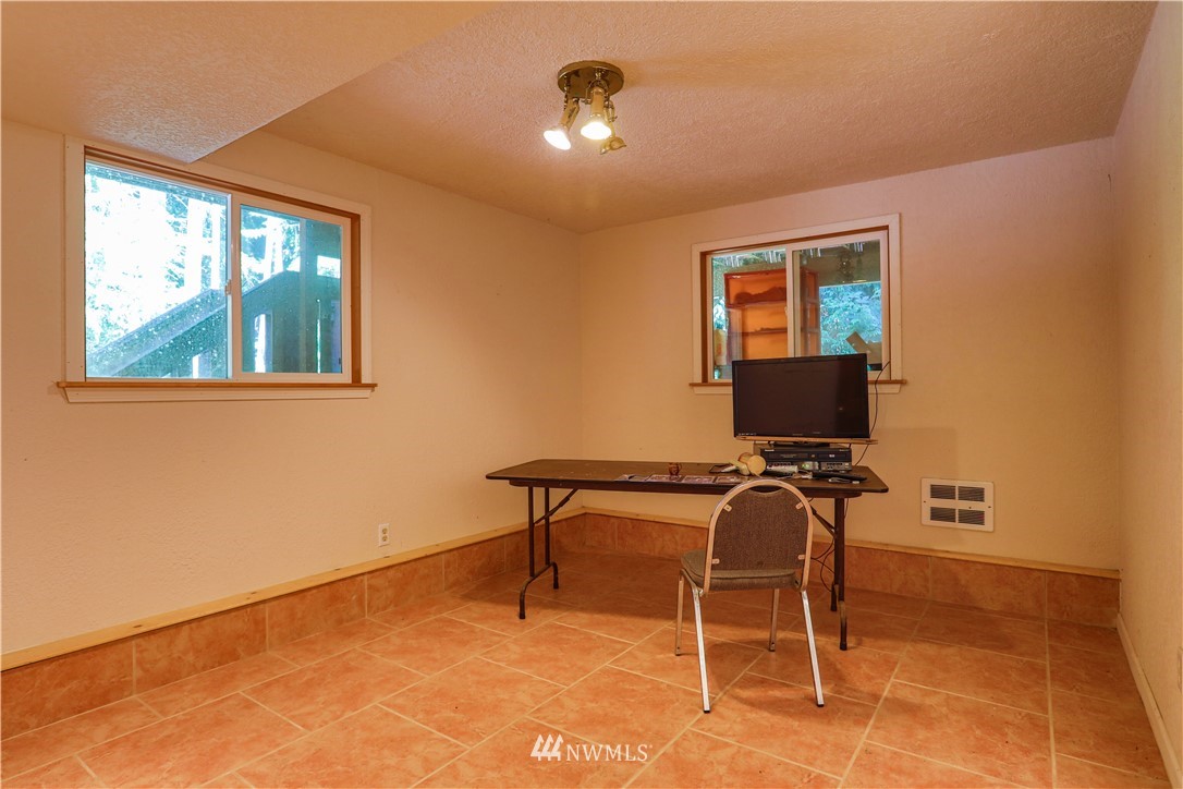 3505 Quade Road Clinton, WA 98236 - Photo 17 of 24 Gallery Image 17