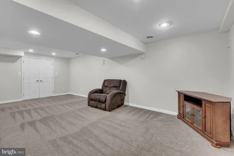 a room with a dresser