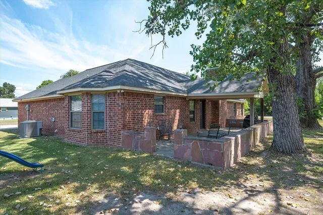 $305,000 | 111 Arizona Street, Van, TX 75790