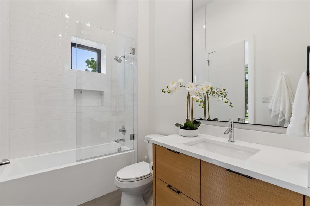3949 Rochelle Drive Dallas, TX 75220 - Photo 23 of 37 En Suite Bath for Bedroom #1