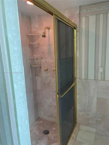 $8,500 | 5025 Collins Avenue, Unit 1908, Miami Beach, FL 33140