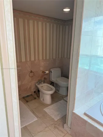 $8,500 | 5025 Collins Avenue, Unit 1908, Miami Beach, FL 33140