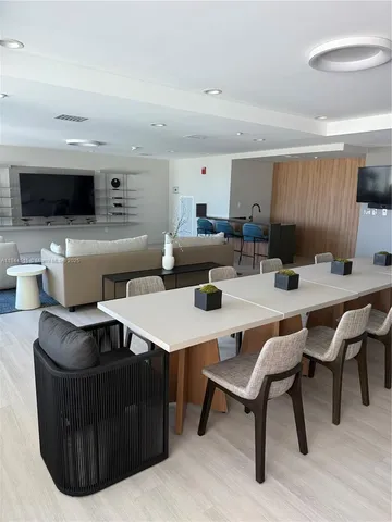 $8,500 | 5025 Collins Avenue, Unit 1908, Miami Beach, FL 33140