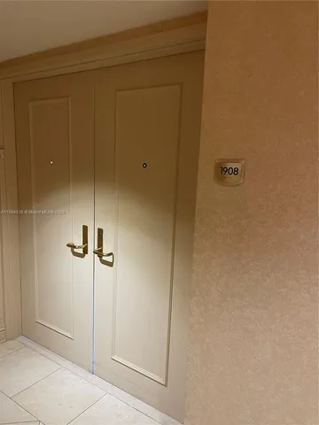 $8,500 | 5025 Collins Avenue, Unit 1908, Miami Beach, FL 33140