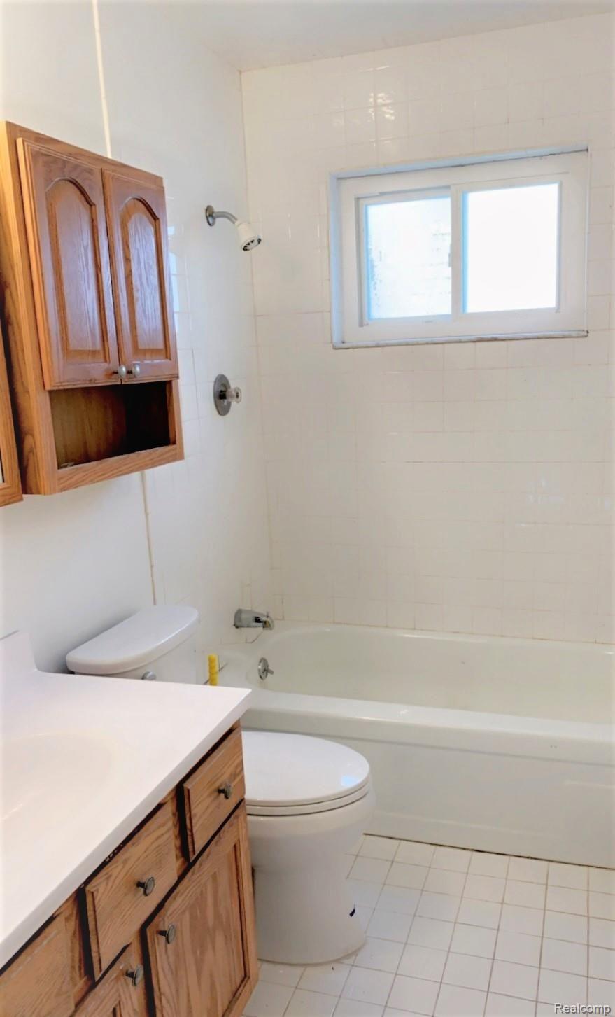 7036 Toepfer Road Warren, MI 48091 - Photo 8 of 11 Toepfer Bathroom.jpg
