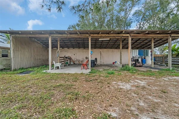 a view of a backyard
