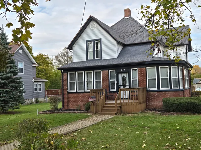 $265,000 | 514 Washington Street, Woodstock, IL 60098