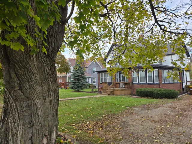 $265,000 | 514 Washington Street, Woodstock, IL 60098