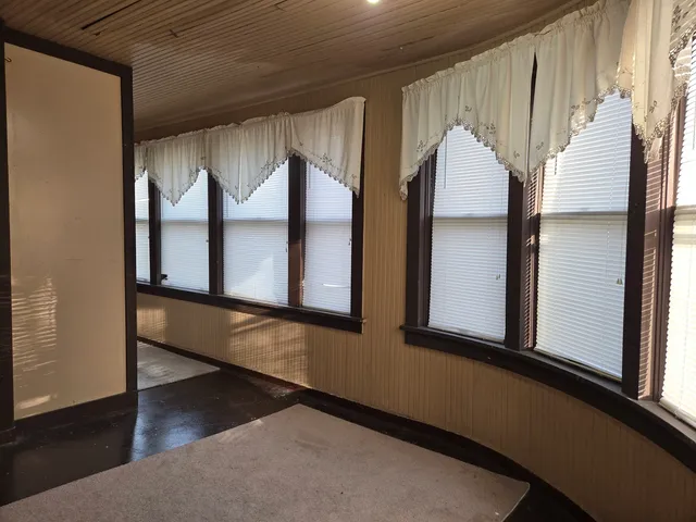 $265,000 | 514 Washington Street, Woodstock, IL 60098