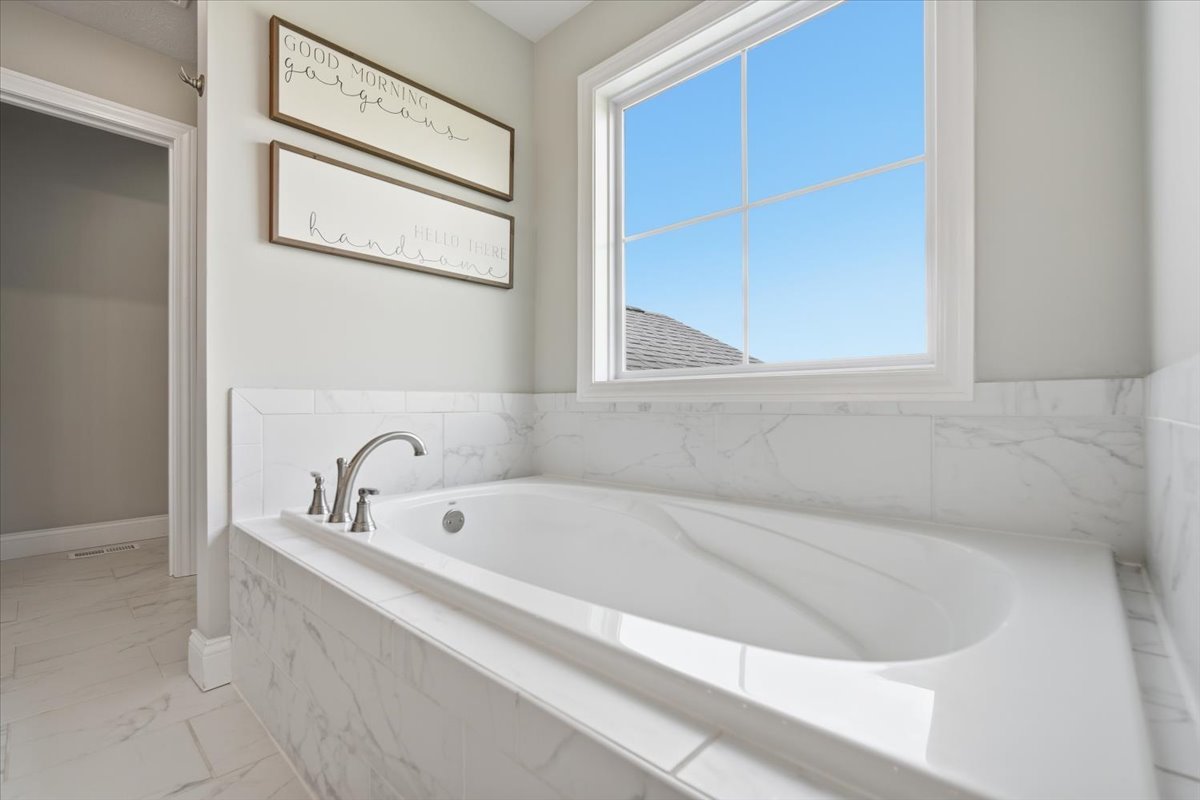 5407 Ferryman Road Bloomington, IL 61705 - Photo 25 of 61 a bathroom with a bathtub