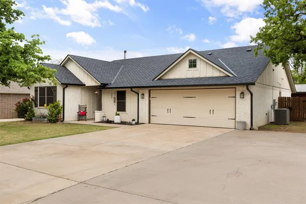 $399,000 | 208 North Oak Lane, Tolar, TX 76476