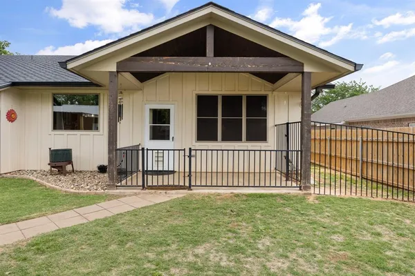 $399,000 | 208 North Oak Lane, Tolar, TX 76476