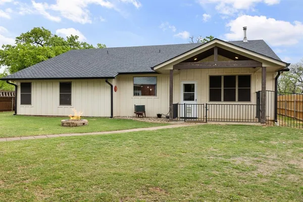 $399,000 | 208 North Oak Lane, Tolar, TX 76476