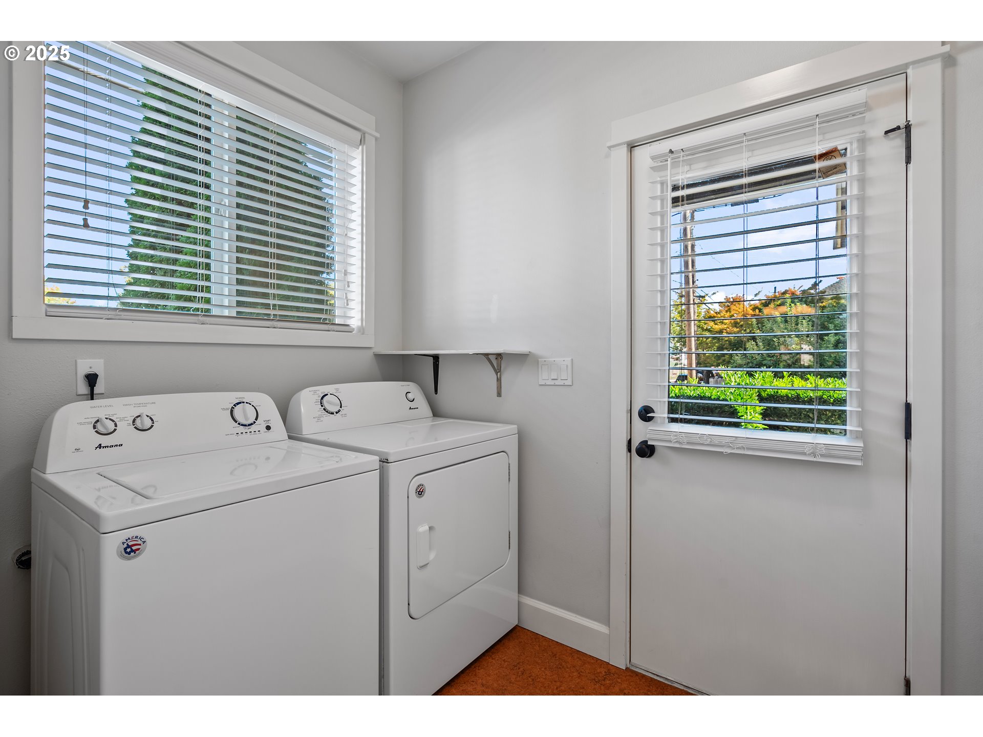 4646 North Commercial Avenue Portland, OR 97217 - Photo 27 of 31 a utility room with dryer and washer