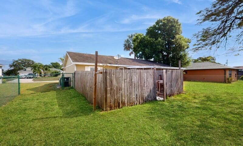 438 Southwest Cherryhill Road Port St. Lucie, FL 34953 - Photo 31 of 37 30_438SWCherryHillRoad_2030_FlexMLS800x6