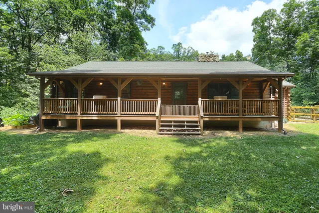 a view of a house with backyard