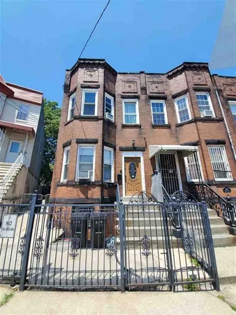 $1,800 | 249 Arlington Avenue, Unit 2, Jersey City, NJ 07305