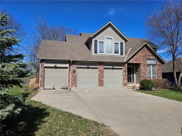 $450,000 | 2208 Southwest Morris Drive, Lee's Summit, MO 64082