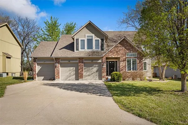 $450,000 | 2208 Southwest Morris Drive, Lee's Summit, MO 64082